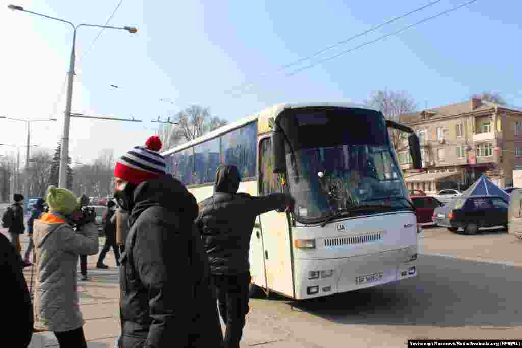Запорізькі активісти зупинили та закидали яйцями один із автобусів, у якому їхали з Мелітополя учасники мітингу проти демонтажу пам&#39;ятника Леніну у Запоріжжі
