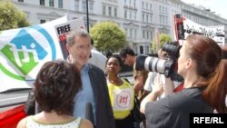 ديويد کاکرافت، دبير کل فدراسيون جهانی کارگران حمل و نقل، در راهپیمایی لندن برای آزادی اسانلو