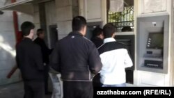 Очередь у банкомата, Туркменистан (архивное фото)  