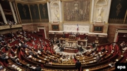 این رای‌ پارلمان فرانسه تنها جنبه نمادین دارد و نمی‌تواند دولت فرانسه را ملزم به تایید کشور مستقل فلسطین بکند