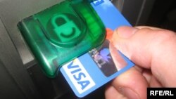 Користуючись банкоматом, гроші можна отримати, а можна і втратити