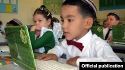 Школьники с ноутбуком - подарком президента, Ашхабад  