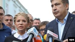 Екс-президент Грузії та колишній голова Одеської ОДА Міхеїл Саакашвілі (праворуч) разом із головою парламентської фракції «Батьківщина» Юлією Тимошенко (ліворуч) під час прес-конференції на території Польщі. Перемишль, 10 вересня 2017 року