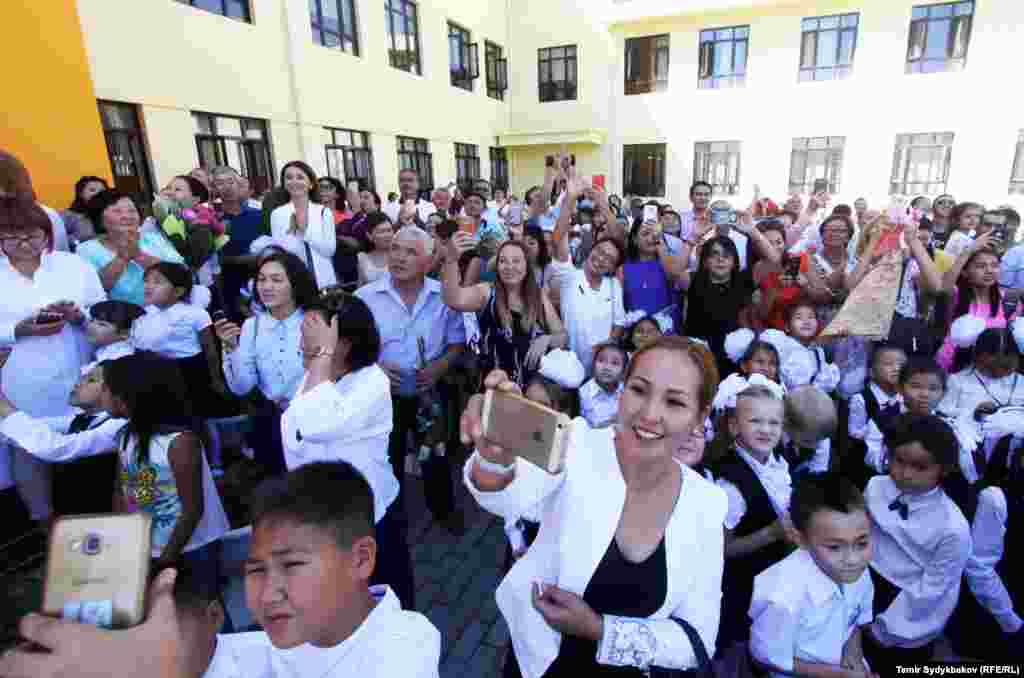 Бишкек шаары. Заманбап техника менен жабдылган бул мектепте 1 миң 310 бала билим алат.