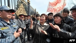 Парламентти таратуу аракети болсо, кырдаал кескин курчушу мүмкүн. (Сүрөт "Азаттыктын" архивинен алынды.)