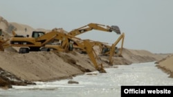 "Altyn asyr" kölüne şor suw getirýän zeýkanallaryň biri.