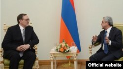 Armenia - President Serzh Sarkisian (R) meets Ivan Volinkin, the newly appointed ambassador of Russian Federation to Armenia, Yerevan, 25May 2013.