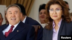 Nursoltan Nazarbaýew uly gyzy Dariga Nazarbaýewa bilen. 2016 ý.