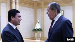 Президент Гурбангулы Бердымухаммедов жана министр Сергей Лавров Ашхабадда жолуккан  учур. Ашхабад, 28-январь, 2016-жыл. 