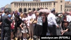 Акция протеста работников завода «Наирит» перед зданием правительства Армении, Ереван, 4 июня 2015 г. 