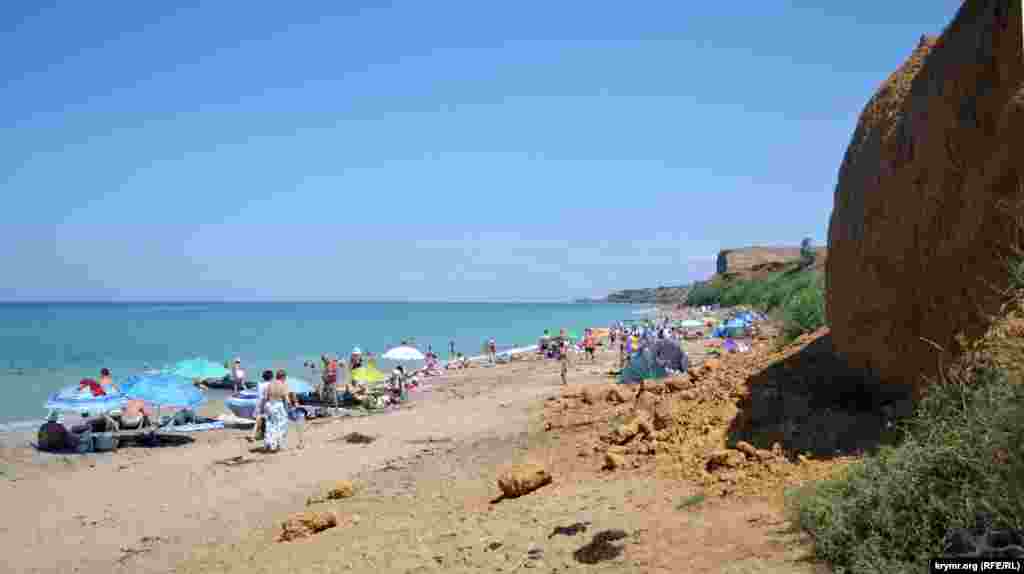 Из-за разработки карьера в правой части пляжа в Немецкой балке осыпается глинистый грунт с камнями