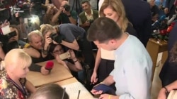 Відео: Зеленський та Порошенко голосують на виборах в Раду