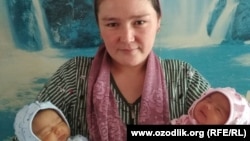 Фарида Гозиева со своими новорожденными дочерьми-близняшками – Фатимой и Зухрой.