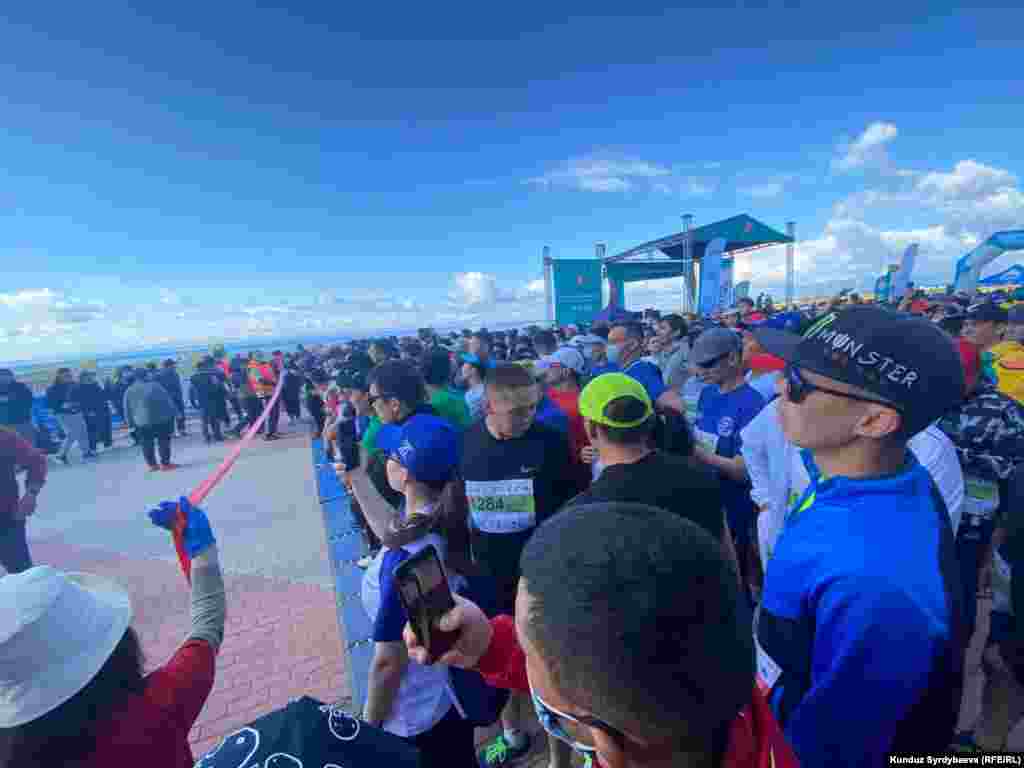 Катышуучулар 42 чакырым 195 метр, 21 чакырым 97 метр (жарым марафон), 10 жана 3 чакырым аралыктарда жарышты.