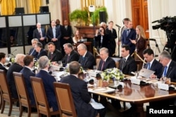 Президент США Дональд Трамп и члены его администрации (слева) напротив лидеров пяти центральноазиатских стран. Вашингтон, 6 ноября 2025 года