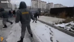 Казанский чиновник убегает от народа