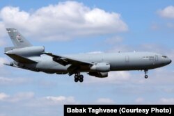 یکی از پنج فروند هواپیمای سوخت‌رسان سنگین کی سی-۱۰آ اِکستِندِر که جهت جابه‌جایی پناهجویان به رامشتاین استفاده شد