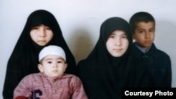 Суратда Нилуфар Раҳимжонова чапдан биринчи