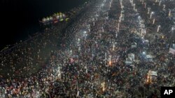 Зыяратчылар Маха Кумбха Мела фестивалында. 29-январь.