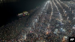 Паломники окунаются в реку на фестивале Маха Кумбха Мела, 29 января