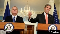 جان کری (راست) و و ژان مارک آیروت، وزیران خارجه آمریکا و فرانسه.