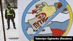 Під час акції протесту біля посольства Росії в Києві в день виборів російського президента, 18 березня 2018 року