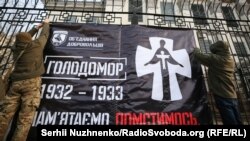 Під час акції «Нагадаємо, хто винен у смертях мільйонів українців» біля посольство Росії в Україні. Київ, 23 листопада 2019 року