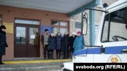 Будынак Крычаўскага раённага суду. Ля ўваходу частка пацярпелых