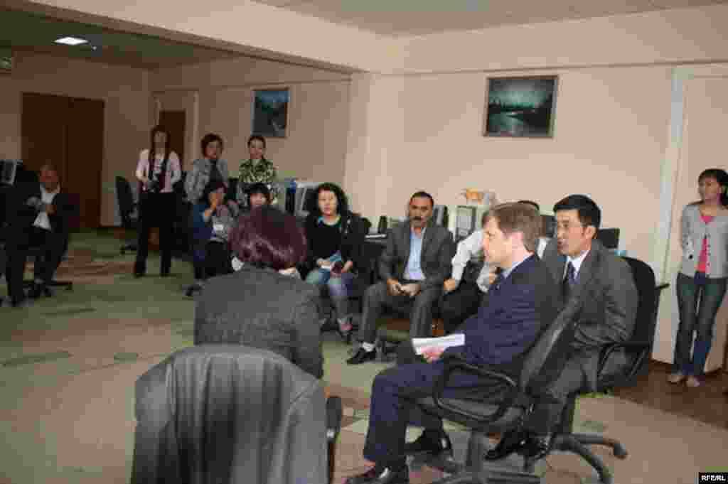 АКШ президентинин өкүлү "Азаттыктын" жамааты менен жолугушту - Ошондой эле Кыргызстан тууралуу чыныгы маалымат алуу үчун кээде  “Азаттыктын” интернет сайтына да кирип тураарын билдирди.