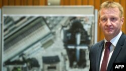 رالف یگر، وزیر امور داخلی ایالت راین-وست‌فالیای شمالی 