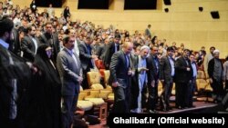 شهردار پیشین تهران، محمدباقر قالیباف، در یکی از همایش‌های تقدیر از کارکنان شهرداری