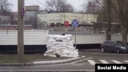 Цього тижня вікна адміністративних будівель в підконтрольному бойовикам місті обклали мішками з піском