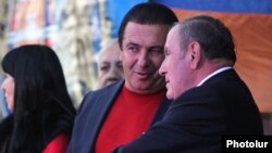 Armenia -- Former President Levon Ter-Petrosian (R) and businessman Gagik Tsarukian talk during an opposition rally in Yerevan, 10Oct2014.