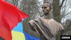 Пам’ятник генералу-хорунжому, головнокомандувачу УПА Роману Шухевичу. Село Білогорща Львівської області, 5 березня 2009 рік