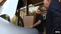 Алекбер Абил от младежкото ДПС изнася кашони от сградата, 19 май 2025 г.