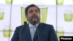 Бизнесмен Рубен Вартанян выступает на церемонии старта строительства международной школы в Дилижане, апрель 2010 г. 