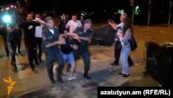 Ոստիկանները Խորենացի փողոցից բերման են ենթարկում ցուցարարի, 21-ը հուլիսի, 2016թ․