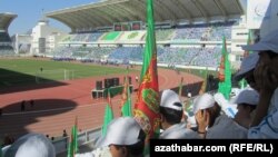 Ilkinji oýna tomaşa etmek üçin ýüzlerçe adam “Aşgabat” stadionyna baryp, bu ýaryşa tomaşa edip bilmän, yzlaryna dolanmaly boldular. Aşgabat, 20-nji sentýabr, 2012.