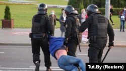 Իրավապահները բերման են ենթարկում ցուցարարներից մեկին։ Մինսկ, 23-ը սեպտեմբերի, 2020 