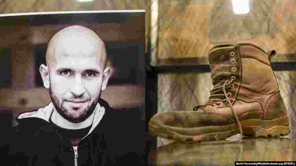 &laquo;Чуб&raquo;. Розповідь про Олександра Чуба із ДУК &laquo;Правий Сектор&raquo;, що був серед захисників донецького аеропорту. Там його було поранено, і лише добра удача врятувала Олександра та інших бійців під час того, як їх вивозили із ДАПу під вогнем ворожих снайперів. Зараз проходить курс реабілітації у США. На виставці експонується берц Олександра. Другий залишився у аеропорту