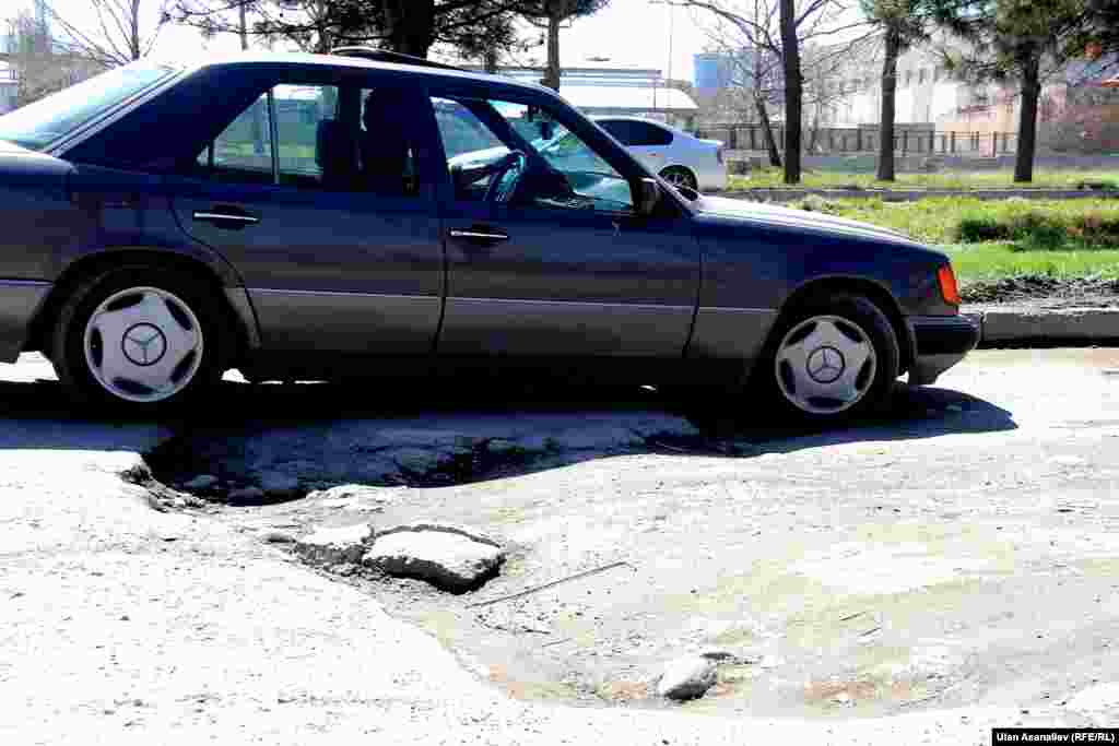 Чүй проспектисинин башталышы. Ауэзов жана Чолпон-Ата көчөлөрүнүн арасында үй ордундай аңдар көп жылдан бери оңдолбой жатат.&nbsp;