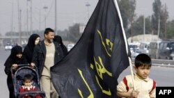 Ирак. Шиит зыяратчылар Багдаддан Кэрбалага  жөө баратышат. 3-февраль 2010Baghdad to the holy city of Karbala to take part in the Aabaeen, 03Feb2010