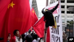 Supporters and critics of Chinese President Xi Jinping converge near the site of the 2023 APEC Summit in San Francisco. 