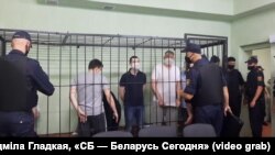 Суд над блогерамі і палітыкамі. Уладзімер Цыгановіч, Дзьмітры Папоў, Сяргей Ціханоўскі. Стаяць тварам наперад Ігар Лосік і Сяргей Ціханоўскі. Гомель, 24 чэрвеня 2021