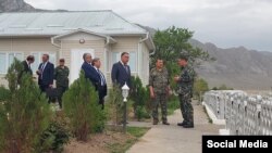 Глава ГКНБ Кыргызстана Камчыбек Ташиев и председатель ГКНБ Таджикистана Саймумин Ятимов. Фото взято из социальных сетей.