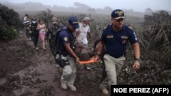 Поліція із пораненим чоловіком після виверження вулкана Фуего, село Ель Родео, Гватемала, 3 червня 2018 року