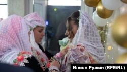 Слагането на пари върху булката и младоженеца е част от традицията в Рибново.