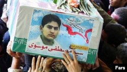 مصطفی موسوی٬ ۲۰ ساله، از جمه کشته‌شدگان اخیر در سوریه است