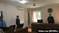 Аида Амангелдіге үкім оқып тұрған судья Гүлмира Рахимбаева. Сол жақта прокурор  Ерсін Алтаев тұр. Түркістан облысы, Қазығұрт ауданы 4 қазан 2019 жыл.
