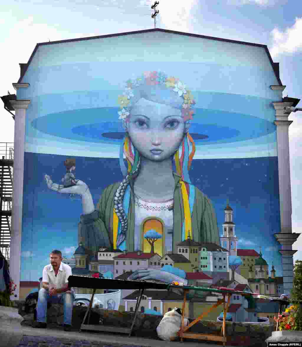 &laquo;Відродження&raquo;, автори Seth Globepainter і український художник Kislow (вулиця Боричів Тік, 33)